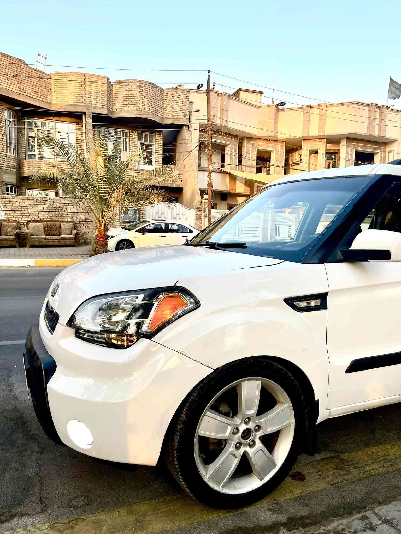 كيا صول امريكي موديل 2010 
حادثها جاملغ وباب بيها قطع صبغ ابيع حزام 
مكينه 2000 دوش 
كير AT
ماشيه ١٦٠ 
كير مكينه خير من الله 
فول مواصفات 
سلايت فتحه 
كشنات هيتر 
حساسات خلفيه 
فول تحكم ستيرن 
دمام بالدشبول 
لايت و بلوجكتور زنون 
لدات داخليه بالسماعات 
ويل كب كبير 
السعر بلاش وبالعافيه ٦٩ ورقه قفل 
السياره كلشي مناقصها 
تايرات و صدر ودسكات وباتري وتبريد كله جديد 
رقم بغداد مشروع وطني بسمي 
مكاني بغداد ***********

نص مكتوب في الصور:
- 37°C