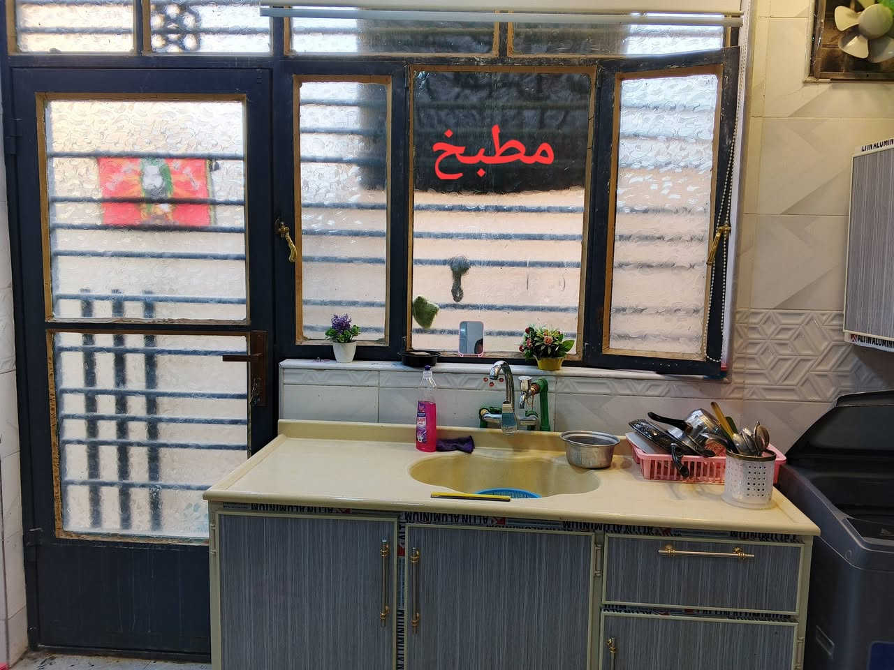 بيت للبيع مجمع فدك بالمشتل في بغداد
مساحة ٧٠ متر
طابق واحد
البيت ركن قريب على مولدة حيدر الغريري.
البيت حديث بناء درجة اولى وكامل .
بناء طابوق وواجهة حجر والمطبخ والصحيات والمنور كله سيراميك .
صب كونكريت مسلح
الرفت مسلح شيش
البيت مكون من 
استقبال وغرفة نوم  ومطبخ وحمام وتواليت داخلي   وكذالك تواليت  خارجي . 
وكافة الخدمات من ماء وكهرباء ومجاري وإنترنت كيبل ضوئي

ماطور ماء وصحيات مغاسل وتانكي  وواير سحب مولدة  وسخان ماء .

خدمات كاملة وبيت جاهز وحديث  وبناء درجة اولى . 

السعر ٤٥ مليون

وبيه مجال  وكتابة العقد عند مختار المحلة في مجمع فدك بالمشتل .

الاستفسار على الرقم
***********
بيه واتس اب وشكرا
