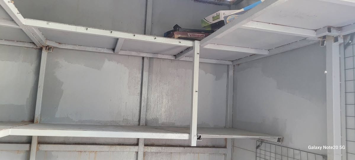 كرفون حديد كامل مع رفوف للبيع سعر 250  بي مجال طول مترين ونص والعرض مترين ***********

نص مكتوب في الصور:
- Galaxy Note20 5G