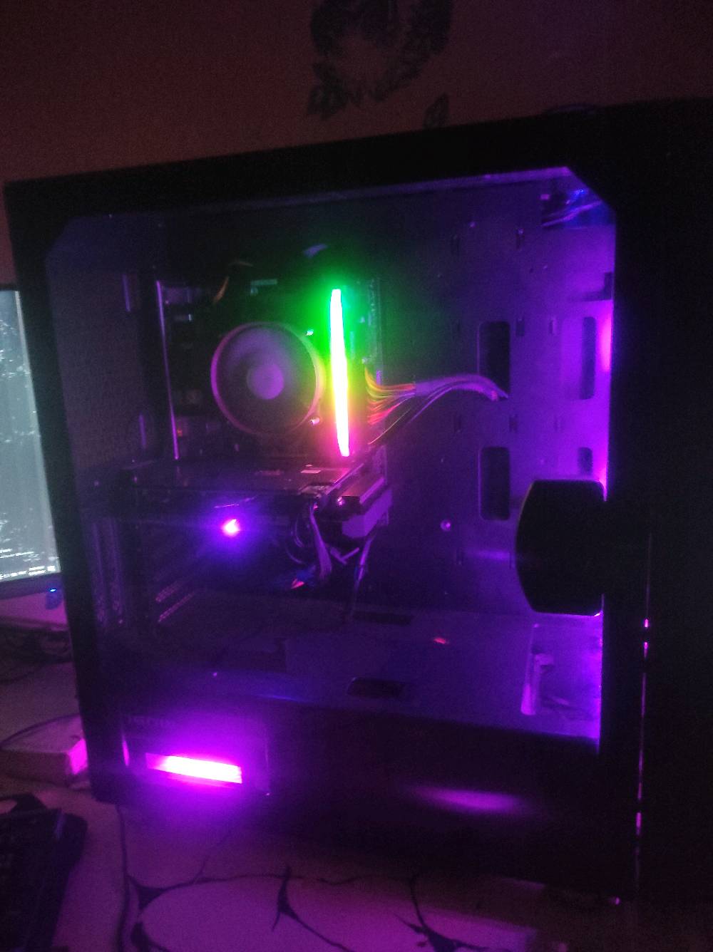تجميعة Gaming كاملة للبيع
المواصفات:
 GPU: ASUS RTX 3050 8GB
 CPU: Intel Core i5-9400F
Motherboard: ASUS PRIME H310M-K R2.0
 RAM: Lexar 8GB DDR4
SSD: 1TB
 PSU: 750W
CPU Cooler: مبرد هوائي
 Monitor: Acer FHD 180Hz
 كيس Gaming RGB + مراوح RGB
الجهاز جاهز للاستخدام واللعب، ومناسب للألعاب بدقة FHD، وكذلك التصميم والاستخدام اليومي.
 الحالة: مستعمل ونظيف عموماً بس كلبس السايف مال كرت الشاشه مفصول بس ما اله اي اثر على أداء او سلامه الكرت كلشي بي سليم
الشاشه هيه الوحيده الي بيها عيب انو تضهر خطوط لما ترتفع حرارتها بالعموم شغاله و تعرض طبيعي 
يوجد تصوير فيديو لمعرفة حالة و استجابه الجهاز 
 الموقع: البصرة
 السعر: 1.000.000 مليون و قابل للتفاوض 
للأستفسار واتساب ***********