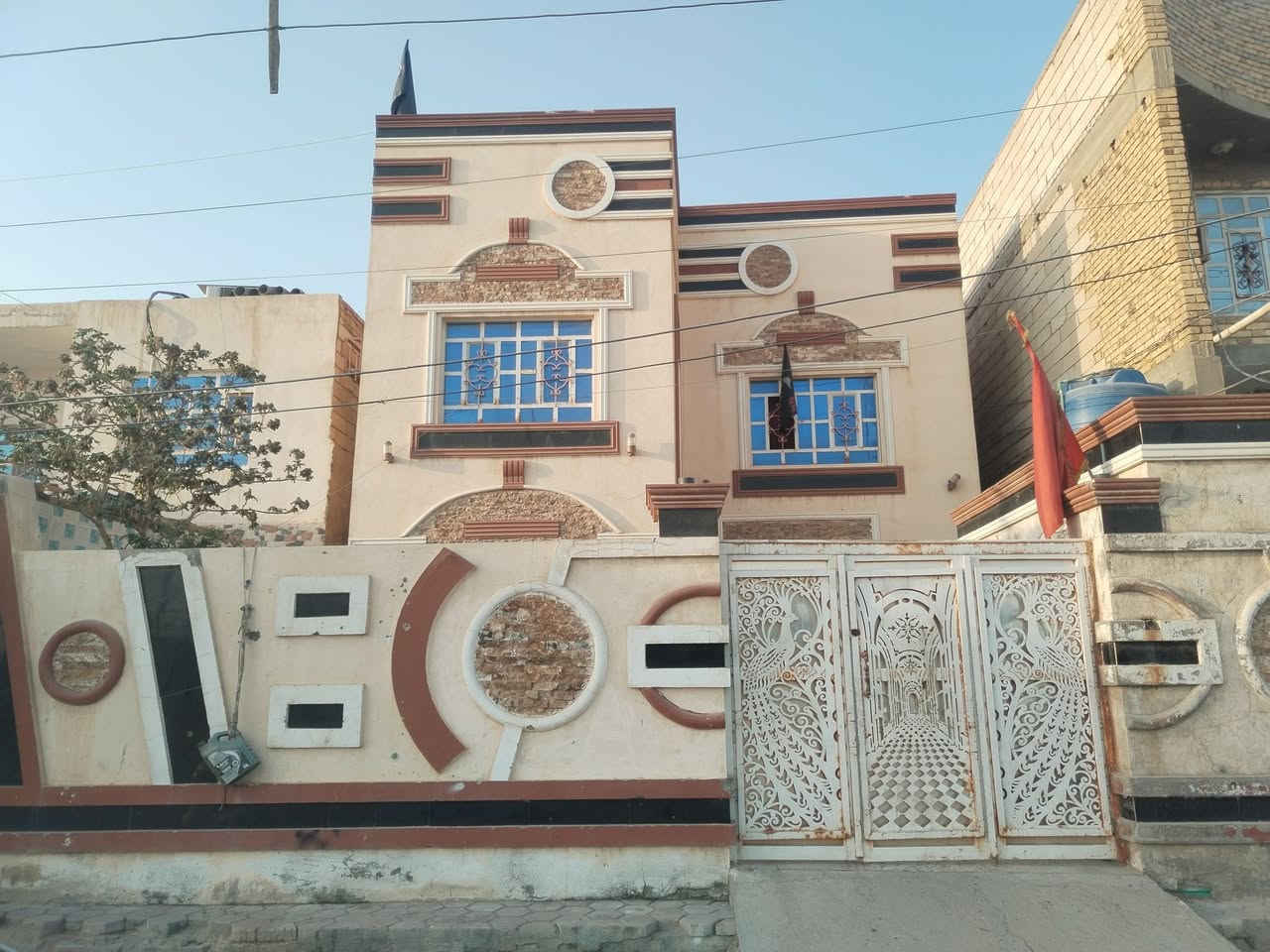 سلام عليكم متاح بيت طابقين مساحته ٢٢٠ بل الطابق الأول دوانيه وصاله وغرفتين ومطبخ و٣حمامت ول طابق الثاني بيه ٤غرف وصاله وحمام مكاني ناصريه مركز حي الشهداء *********** وشاري يخابر الحد يعلق السعر اذا ماكو خطر عله حياتك
