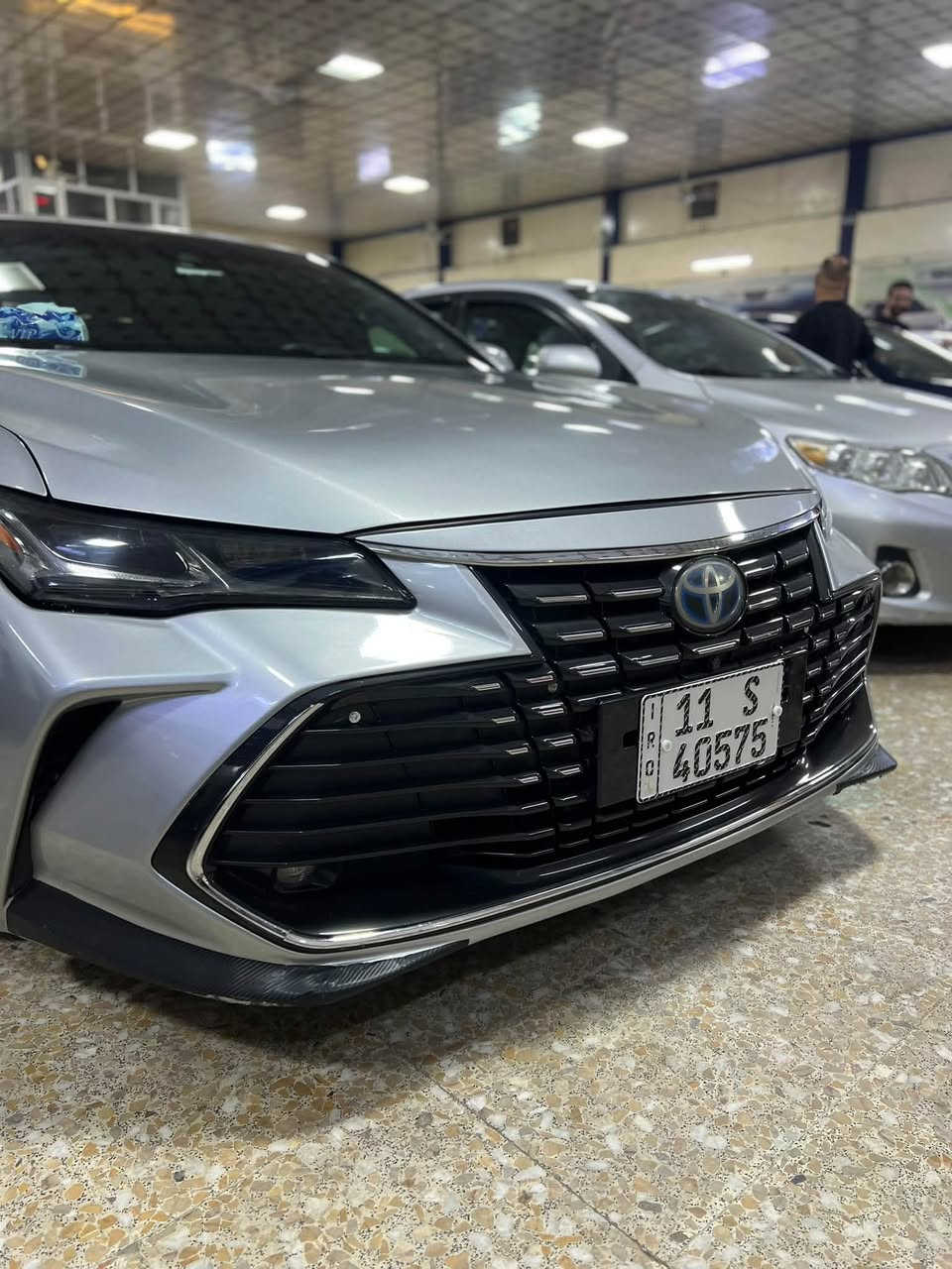للبيع: تويوتا أفالون 2022 (هايبرد)  

 السيارة: تويوتا أفالون (Toyota Avalon)  

 موديل: 2022  

 المحرك: هايبرد (اقتصادية جداً في استهلاك الوقود)  

 اللون الخارجي: رصاصي (سيلفر)

 الحالة العامة: ممتازة جداً، مكفولة من الناحية الميكانيكية والشاصي، محرك وغير وباتري الهايبرد بشرط الفحص.  
 
المواصفات والإضافات:
 شاشة عرض دعم Apple CarPlay / Android Auto
 نظام بصمة تشغيل والدخول الذكي
 حساسات أمامي وخلفي + كاميرا
 أنظمة أمان وتثبيت سرعة متطور
 تكييف ممتاز ومقصورة بحالة الزيرو  

السعر: [24.000$] قابل للتفاوض البسيط)

المكان: [الانبار / الفلوجة]
للتواصل والاستفسار: [***********]
