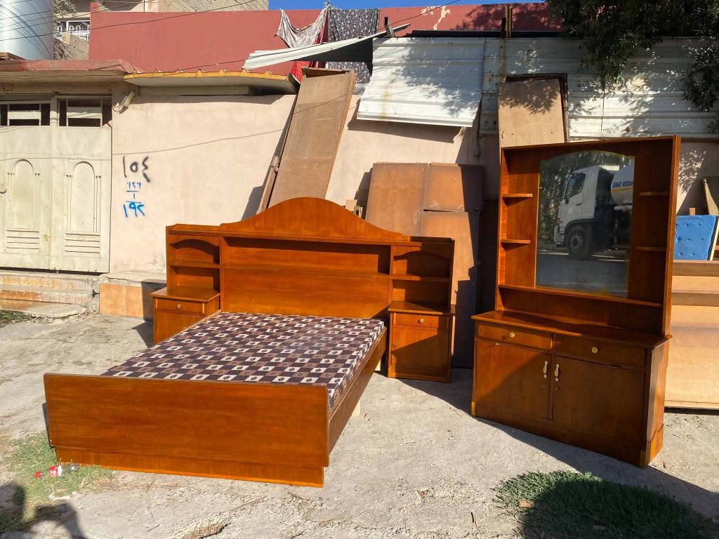 تخت وميز تواليت نظيف جدا السعر 95 للاستفسار الاتصال على الرقم *********** موصل, نينوى

