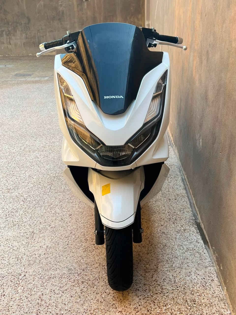 سلام عليكم pcx الجيل الرابع ياباني kf 
الدراجة مكفولة كفالة عامة ماشية 20الف
مكينة 125 نظام ABS مانع انزلاق
حساس ازدحام حساس استان 
بصمات عدد 2 +ورقت مزاد
+كتلوك و دفتر هونده 🇯🇵 
صور مزاد الدراجة داخل المنشور 
مكان الدراجه بغداد ***********
