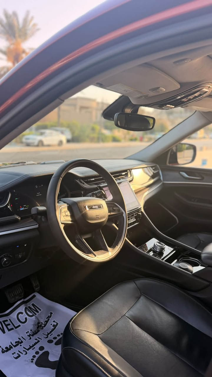 🚙🔥 للبيع | Jeep Grand Cherokee 4xe Hybrid 2022

جيب جراند شيروكي 4xe هايبرد
📅 موديل 2022
🎨 اللون ماروني مميز وفخم

⚡️ Plug-in Hybrid | بنزين + كهرباء
🔥 محرك 2.0L Turbo – 4 سلندر
💪 قوة إجمالية 375 حصان
⚙️ جير أوتوماتيك 8 سرعات
🚘 دفع رباعي 4WD
🔋 بطارية قابلة للشحن الخارجي
⚡️ إمكانية القيادة على الكهرباء فقط
🎛 أوضاع القيادة: Hybrid / Electric / eSave

🛣 الممشى: 39,300 ميل
يعادل تقريباً 63,250 كم

💰 السعر: 29,500$

✨ سيارة تجمع بين الفخامة، القوة، الدفع الرباعي واقتصادية الهايبرد.

📞 للتواصل: ***********
📩 الخاص مفتوح للاستفسار والمعاينة
