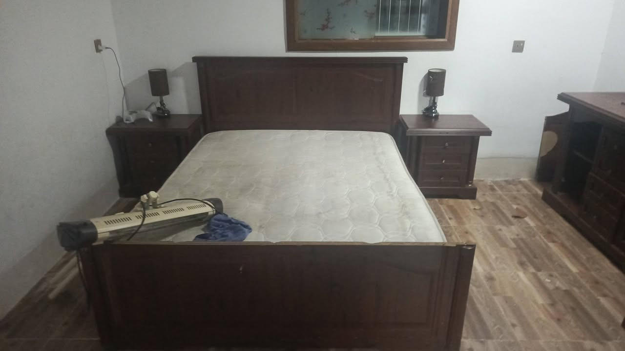سلام عليكم غرفه نوم وتخم 8نفرات سعر 150 الف الاستفسار ***********
