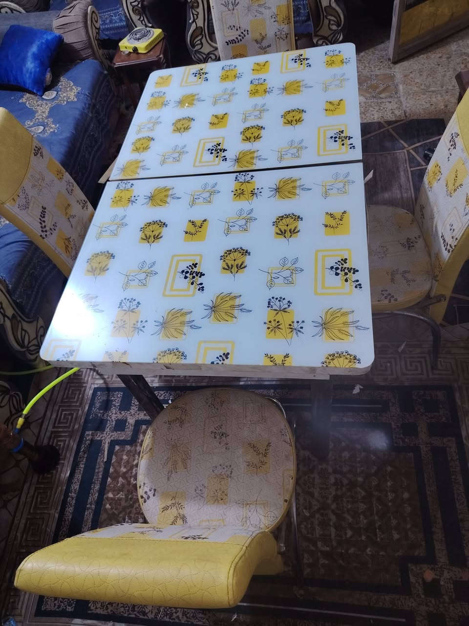 ميز طعام سلايت وياه ٤ كراسي نضيف مستعجل على بيعته قيم واخذه مكاني نجف رقمي ***********
