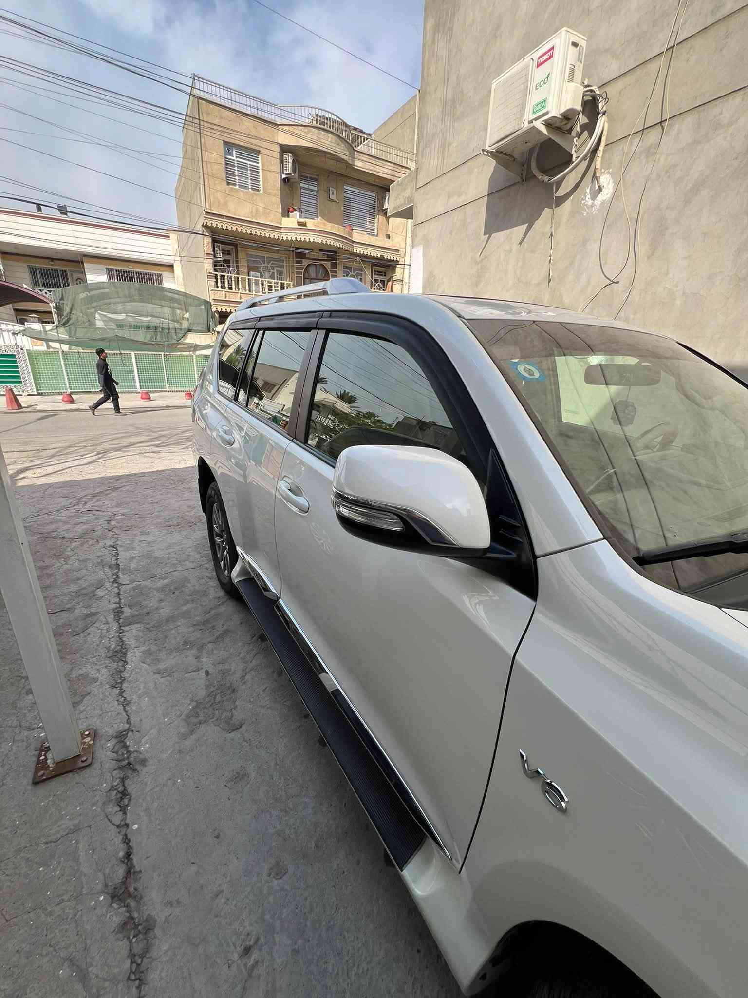 السلام عليكم 
للبيع برادو TXL ٢٠١٨ 
رقم بغداد الجديد وسنويتها ل ٢٠٣٠ 
معروفه مواصفات هاي الفئه 
ماشيه ٩٥ 
سياره مكفوله عدا شبر بارد فقط 
سياره جديده بمعنى الكلمه ومبينه بالصور 
سياره مكانه بغداد  الوزيريه 
رايدها ٣٧٠ وبيها مجال بسيط 
رقم الهاتف : ***********
