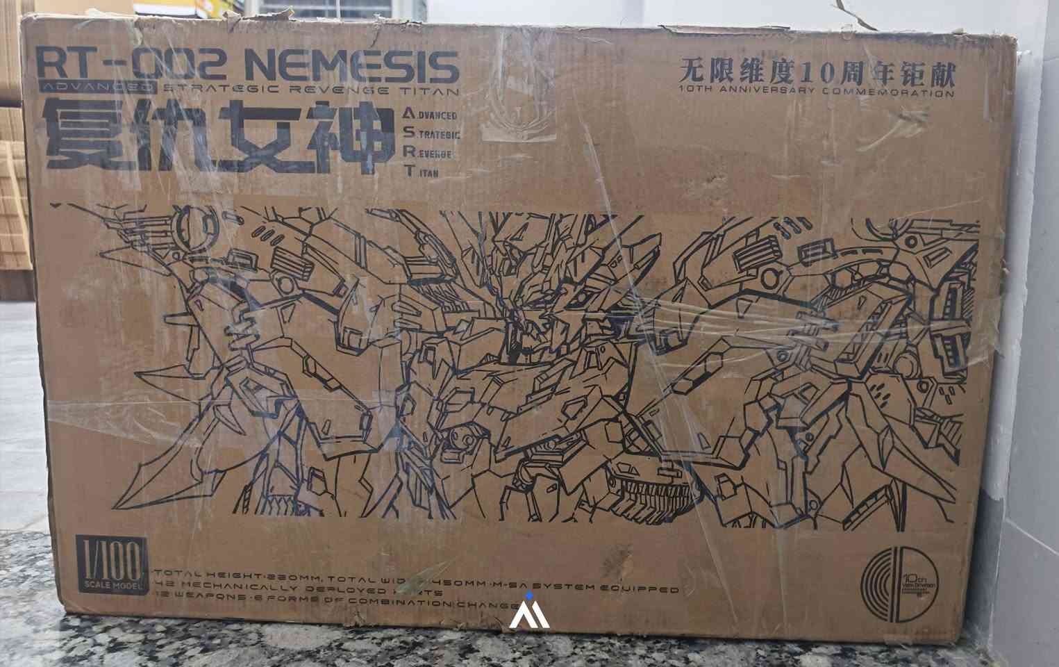 كاندام Infinite Dimension RT-002 Nemesis بمقياس 1/100، وهي عبارة عن مجسم ميكا (Mecha Model Kit) يُبنى يدوياً ومصمم بتفاصيل عالية تذكرنا بمجسمات الغندام (Gundam). 
يحمل هذا الإصدار اسم Advanced Strategic Revenge Titan (تيتان الانتقام الاستراتيجي المتقدم)، وقد صدر كنسخة تذكارية بمناسبة الذكرى العاشرة (10th Anniversary Commemoration) لانطلاق الشركة المصنعة.
 أبرز مواصفات هذا النموذج:المقياس: 1/100 (يبلغ طول المجسم بعد التركيب حوالي 22 إلى 24 سم).الهيكل الداخلي: يأتي مع مفاصل مصنوعة من مادة POM عالية الجودة لضمان الثبات والقدرة العالية على اتخاذ وضعيات حركية وديناميكية ممتازة.الملحقات والتفاصيل: يتضمن ملصقات معدنية عاكسة (3D Metal Stickers)، أجزاء معدنية محفورة (Metal Etching Parts)، وترسانة متنوعة من الأسلحة والأجنحة الضخمة القابلة للفصل والتشكيل.
متوفر لدينا للبيع يوجد توصيل لجميع المحافظات واتساب ***********

نص مكتوب في الصور:
- 复仇女神 RT-002 NEMESIS ADVANCED STRATEGIC REVENGE TITAN
- RT-002 NEMESIS ADVANCED STRATEGIC REVENGE TITAN
- 10th Vision Dimension 復仇女神 RT-002 NEMESIS ADVANCED STRATEGIC REVENGE TITAN