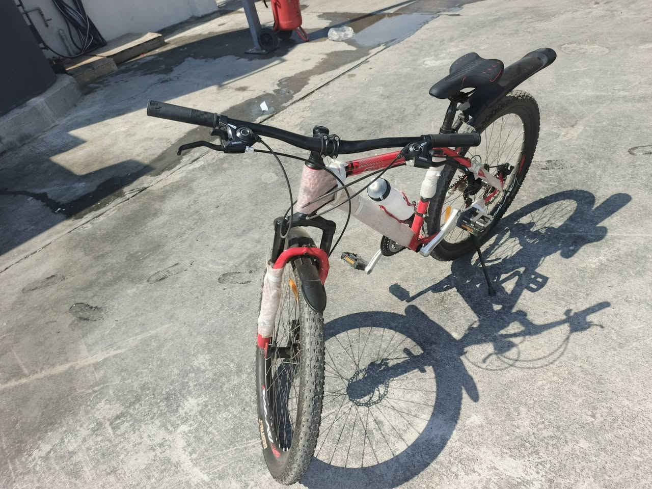 سلام عليكم بايسكل للبيع جديد مستخدم سبوعين تقريبآ
المواصفات: 
النوع: Mountain Bike (دراجة جبلية)
المقاس: 26 إنچ
السرعات: 21 سرعة (3 أمامي × 7 خلفي)
الفرامل: ديسك أمامي وخلفي
الشوكة: أمامية تعليق
السعر 200 ومجال للشراي 
تواصل ***********
