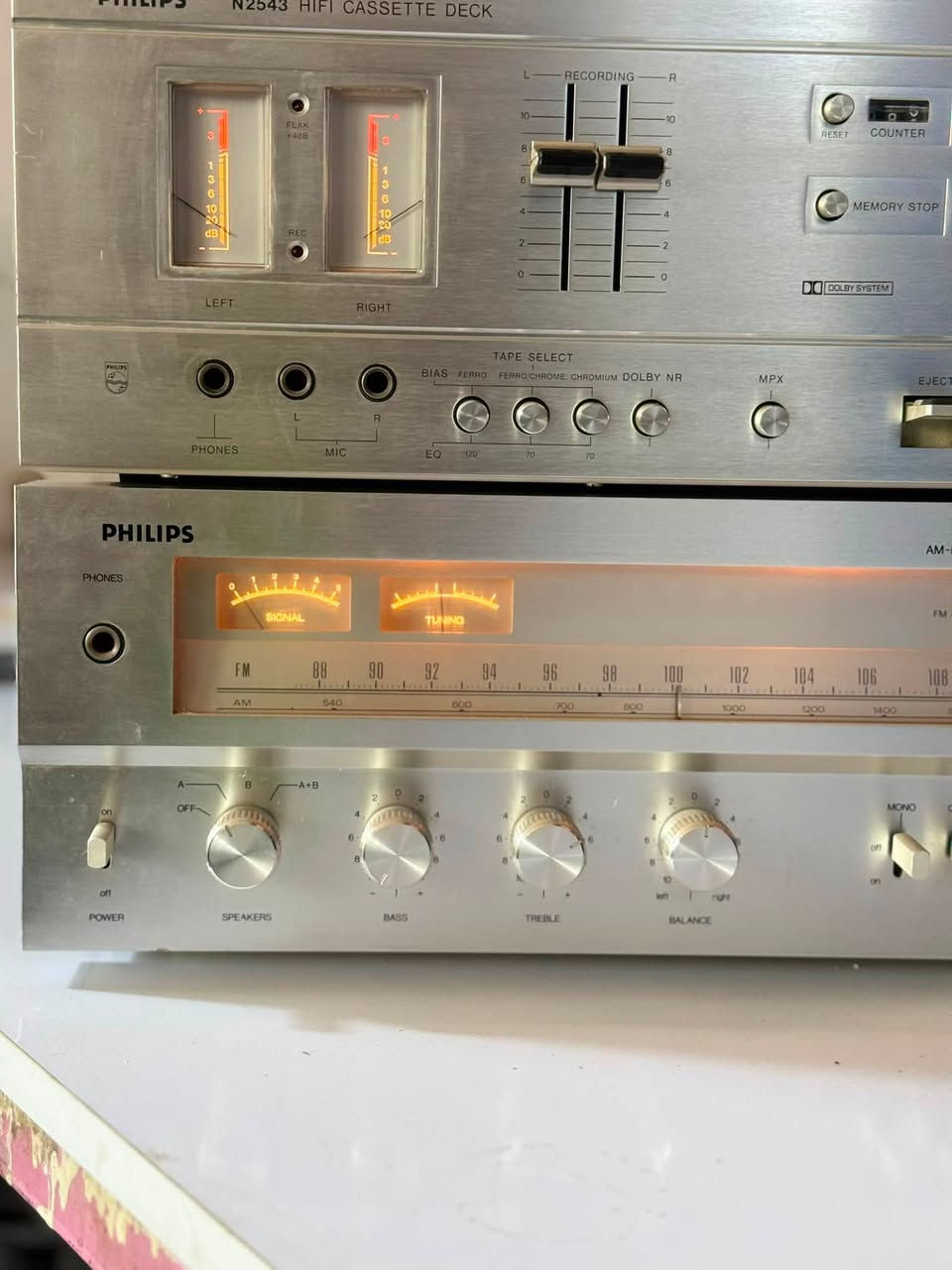 للبيع | طقم فيليبس كلاسيكي أصلي (Philips Vintage Hi-Fi) 🎶ملاحظه حجم الجهاز((48)) وارتفاع القطعه ((14))مجموع القطعتين ((29))واجهة ألمنيوم فضية مميزة.
مواصفات الجهاز:
340W
كهرباء ⚡️ 220
عمر الهيد طويل المدى
مع موصلات الاسبيكر اصليه 
📻 تيونر AM/FM بحساسية استقبال ممتازة.
📼 مسجل كاسيت Philips N2543 Hi-Fi Cassette Deck.
🎚️ عدادات VU بإضاءة كلاسيكية لقياس مستوى الصوت.
🔊 دعم Dolby NR لتقليل تشويش أشرطة الكاسيت.
🎤 مداخل مايكروفون وسماعات رأس.
🎛️ تحكم بالباس والتريبل والبالانس.
✨ تصميم فينتاج فاخر مناسب للاستخدام أو الاقتناء.
الحالة:
نظافة ممتازة كما موضح بالصور.
واجهات نظيفة وإضاءة العدادات تعمل بشكل جميل.
📩 للاستفسار أو الحجز، راسلني على الخاص.او الاتصال ***********
جهاز مميز ونادر، مناسب لهواة أجهزة الصوت الكلاسيكية وجامعي التحف الإلكترونية.
