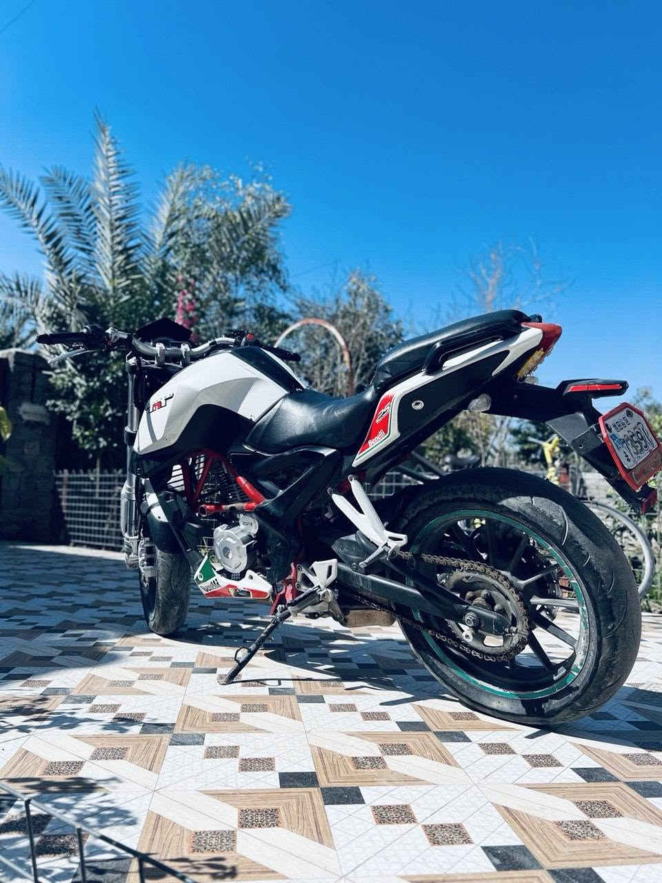 الدراجة هي Benelli 
🏍️ الموديل: Benelli 150
🔥 السعة: 150 سي سي
🔧 القير: 5 سرعات
💨 التبريد: هوائي
⛓️ الدفع: جنزير
السعر خاص ❤️ او اتصال عالهاتف
***********
