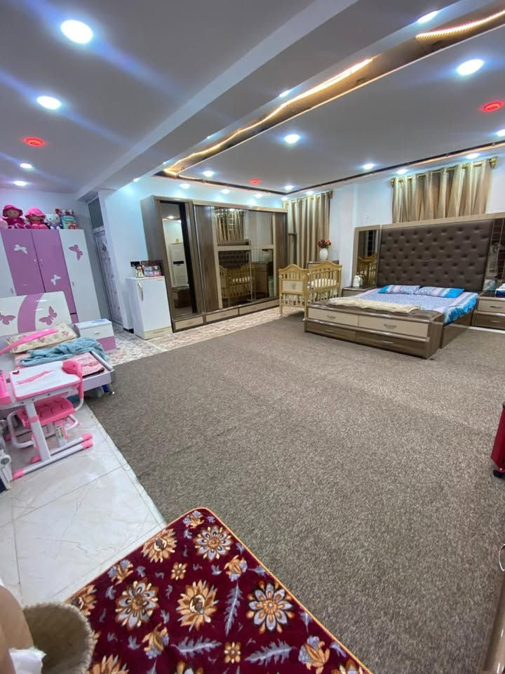 � بيت للبيع – منطقة النداء
📍 موقع مميز جداً

 • قريب شارع كربلاء
 • مقابل كريت مول
 • قريب شارع جامعة الكفيل
 • المنطقة قيد التطوير (تبليط ومجاري قريباً)

🔹 مساحة الأرض: 200 م²
🔹 عدد الغرف: 6 غرف
🔹 الاستقبال: 7×4
🔹 صالة رئيسية: 10×4
🔹 صالة إضافية: 4×2
🔹 غرفة : 7×6
🔹 غرفتين إضافيتين: 4×3
🔹 عدد الحمامات: 3
🔹 حديقة داخلية: 3×2.5
🔹 واجهة البيت: 10×20

✨ تصميم مريح ومساحة واسعة للعوائل***********
