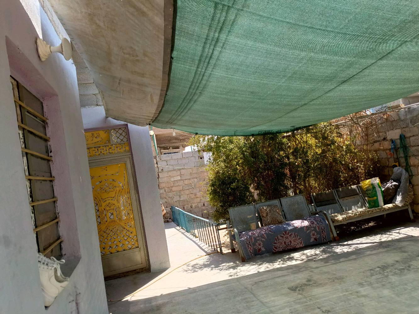 دار للبيع 🏠
 في حي الرسالة 
في منطقة العرصة
 قرب مدرسة الخليل 🏫
مساحة 280م 
طابق واحد مكون من: 2غرفتين نوم +استقبال +صالة +مطبخ +حمامات داخلية +صحيات خارجية +مناور +كراج سيارة كبير +حديقة كبيرة 
السعر: 67 مليون وبي مجال 
للاستفسار على الرقم 
***********

