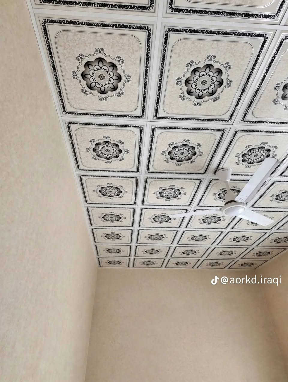 السلام عليكم صباغ متفرغ شغلي صبغ ورق جدران بديل الرخام بغداد مراسله عل خاص ***********

نص مكتوب في الصور:
- @aorkd.iraqi