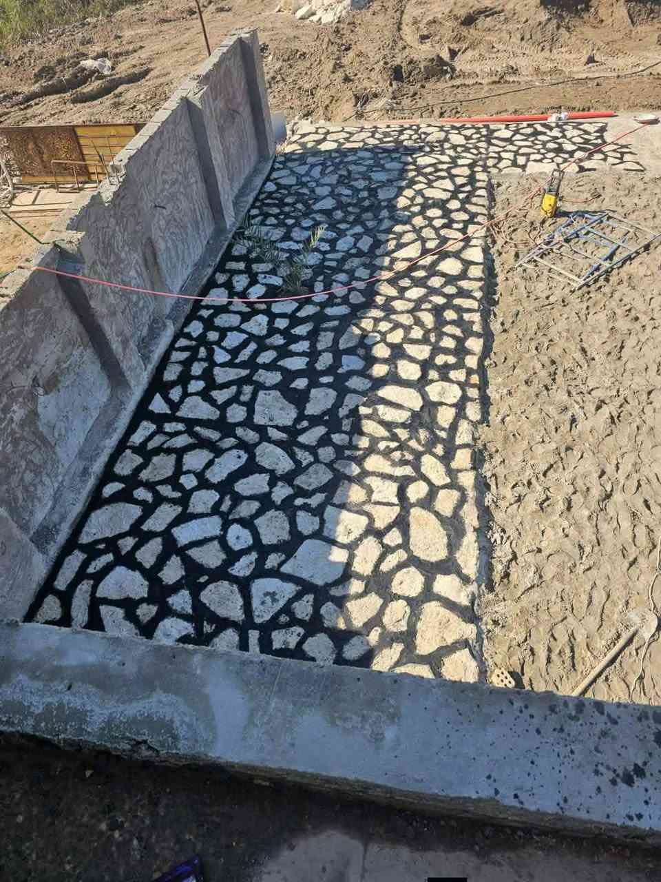 السلام عليكم بناء حجر كرسته وعمل نعمل في جميع المحافظات للاستفسار الاتصال ع رقم الهاتف. ***********5.
