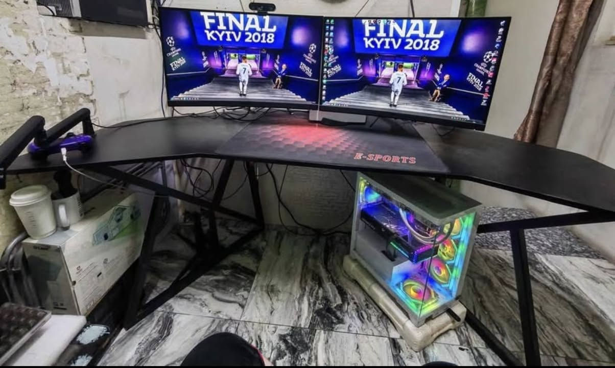 عندي مجموعة أغراض للبيع، كلها مبينة بالصور 👇

1️⃣ طاولة Gaming كبيرة 🖥️🎮
📌 الطاولة اللي بالصورة ( بدون الشاشات )
📌 تصميم زاوية ومناسبة للـ Gaming Setup
📌 مساحة واسعة للجهاز والملحقات
📐 القياسات: 180 × 80 × 85 سم
💰 السعر: 150 ألف — وبيها مجال للشراي
✅ملاحظة بسيطة الميز بي ضربة خفيفة وموضحة بالصورة 
2️⃣ Power Supply Xigmatek Fury GD 850W – 80+ Gold ⚡
🔌 PCIe 5.0 / ATX 3.0
💰 السعر: 85 ألف — وبيه مجال للشراي
3️⃣ 3 مراوح Xigmatek RGB + Hub/Controller 🌈
💰 السعر: 20 ألف
4️⃣ FANTECH Fighter TKL II K613 Gaming Keyboard ⌨️
💰 السعر: 20 ألف
5️⃣ Webcam HD 📷
💰 السعر: 10 آلاف
6️⃣ Rapoo C280 – 2K Webcam 📹
💰 السعر: 35 ألف
7️⃣ AI BOX – Wireless CarPlay Adapter 🚗📱
📌 Full Android System
💰 السعر: 55 ألف — وبيه مجال
8️⃣ بطارية لابتوب MSI GF75 – جديدة 🔋
💰 السعر: 35 ألف — وبيها مجال

📍 الموقع: بغداد / العامرية
🚚 يوجد توصيل لجميع المناطق
💵 أجور التوصيل: 10 آلاف دينار (عمولة شركة التوصيل)
📞 للتواصل واتساب/اتصال:
***********
🔥 الجاد يراسلني، وأي استفسار حاضر.
🤝 للجادين أكو مجال بالتفاوض على بعض القطع.
