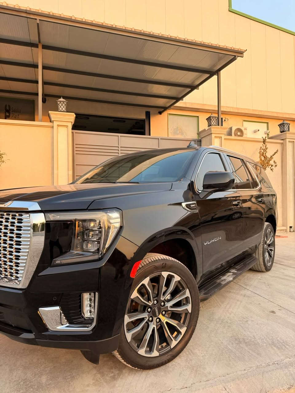 للبيع GMC Yukon
جي ام سي يوكن 2024
وارد خليجي وكالة منصور
موديل 2024
العداد 49.000كم فقط
رقم دهوك
مرقمة وجاهزة للتحويل
تظليل مروري 
السيارة بحالة زيرو ومكفولة بالكامل

الفئة: SLE
الداخلية: لون أبيض

المواصفات تشمل:

- محرك V8 سعة 5.3 لتر 
- شاشة عدادات رقمية
- حساسات أمامية وخلفية
- رادارات وأنظمة أمان متطورة
- مثبت سرعة متكيف
- نظام المحافظة على المسار
- مراقبة النقطة العمياء
- فرملة طوارئ
- تشغيل بصمة
- دخول ذكي
- باب صندوق كهربائي

السعر 🟩علق ستصل لك رسالة تتضمن السعر 

المكان: أربيل

للاستفسار: ***********
