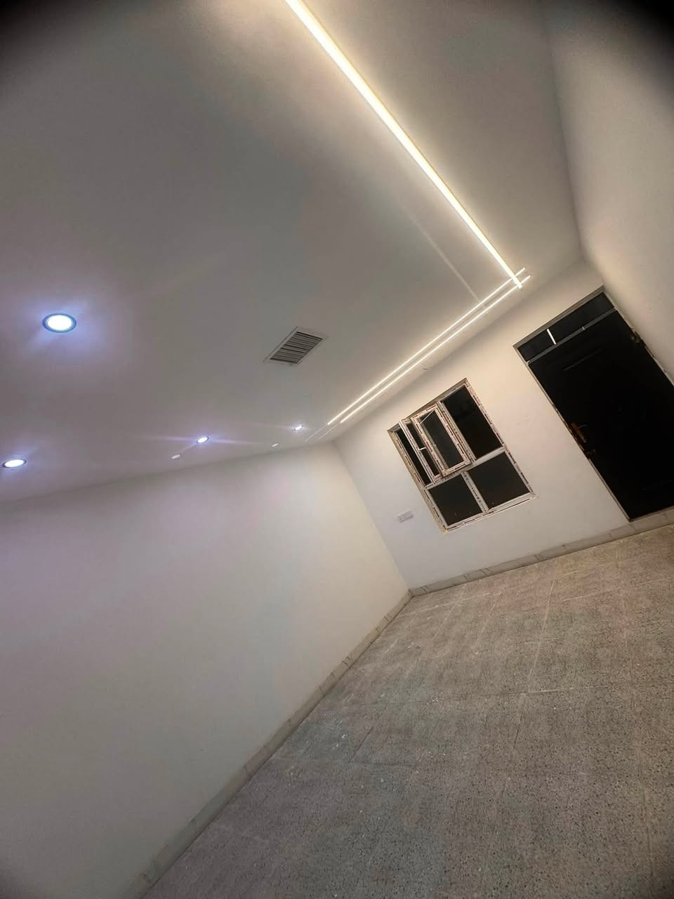 سلام عليكم بيت 115 متر رقم بيت جديد العنوان حي العسكري ع شارع 20 وحديقه بصف البيت قرب مدرسه زهره الصباح بيت نضام دكتات وسقوف مغربيه واجه فلين السعر 57 وبي مجال قليل  للستفسار اكثر اتصال ***********
