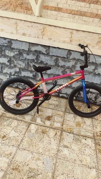 بايسكل جيتي BMXاصلي سبع الوان كلشي ما بي  السعر100مكاني بغداد الشالجية...