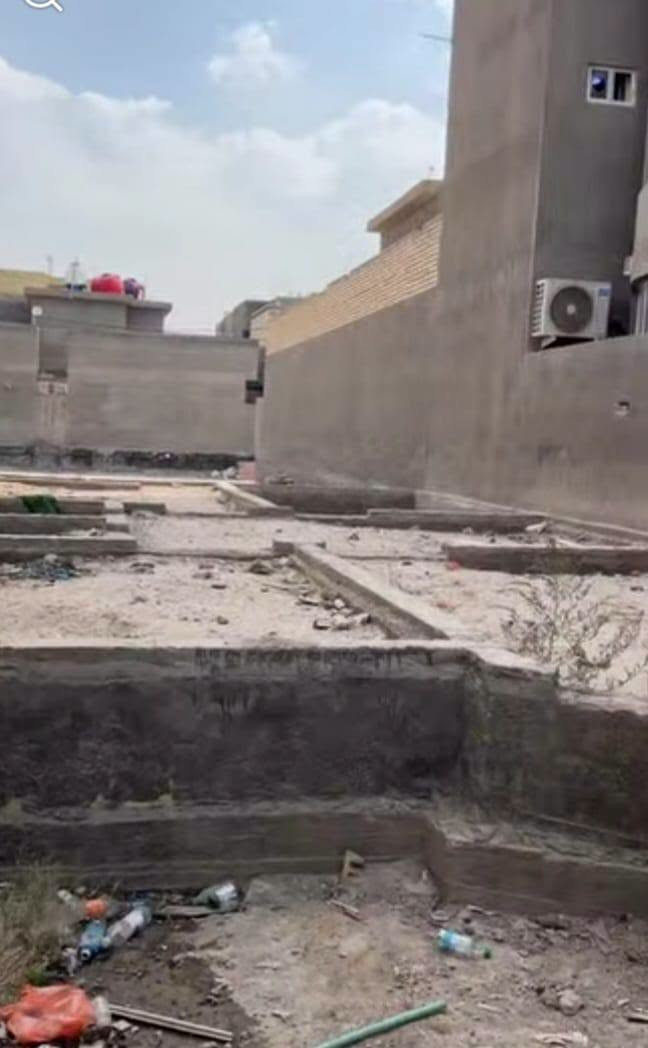 قطعه ارض مساحه ١٥٠متر في حي الصديق تجاريه واجهه ٧،٥م نزال ٢٠م بطن الركن (رقم العقار ١٠١٠ ) شارعها ٢٠ م تجاري تبليط 
تحتوي على محل مع بتلو مدفون من صاحبها الشرعي مباشر...
***********📲
***********📞
ابي غريب-حي الصديق- الشارع الرئيسي..

نص مكتوب في الصور:
- شارع بغداد 1 الشمال ١٦ / ٤ هكتريا وشعار ثانويه روضه حضانه ثانويه مركز شباب تشجير مدارس جامع النور مكتب الشاكرين للعقار *********** ***********