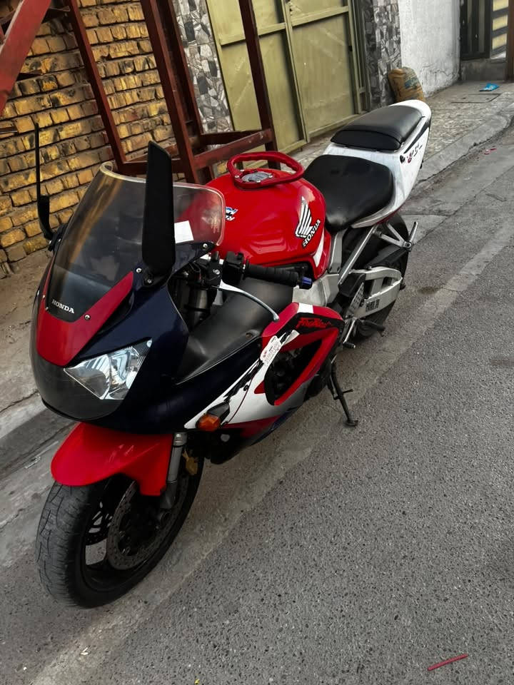 بطح cbr 929 دراجة نظيفة شلعة تخبل كهربائياتها شغالها مبدل كور السعر 1900 و بيها مجال بسيط  مكاني بغداد حي الاعلام للتواصل ***********

