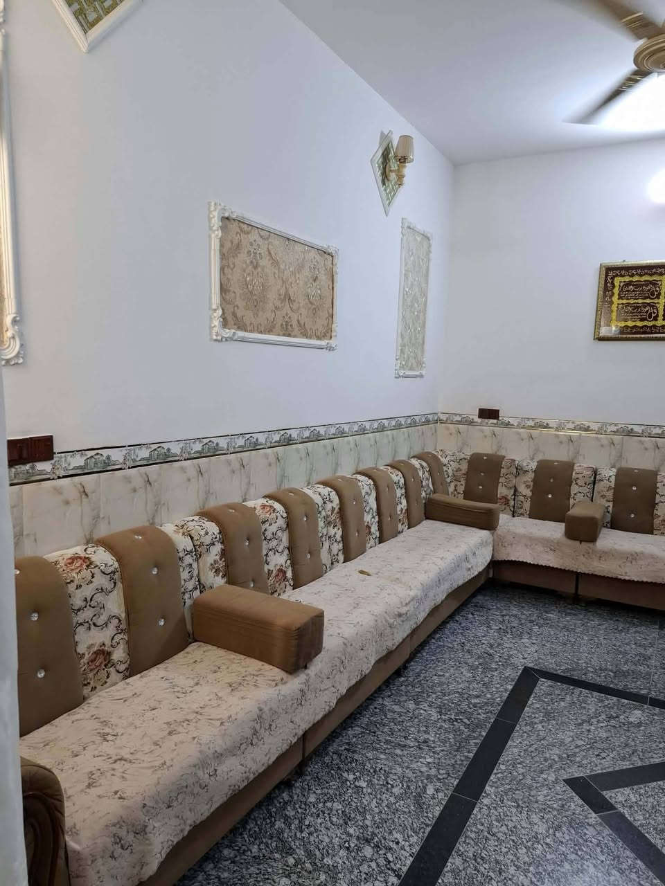 السلام عليكم
الدار للبيع 
المنطقه الراشدية
المساحه ١٢٥ متر
البناء  طابقين حديث 
الطابق الأول
 غرفة نوم وهول ومطبخ وصالة وصحيات داخليه وخارجيه
الطابق الثاني
غرفة نوم وهول كبير
للإستفسار الاتصال على الرقم 
***********

