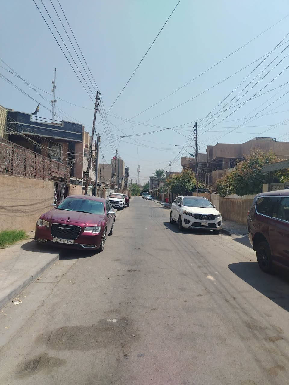 يالله. بسم الله الحافظ.                                                      للبيع للبيع. دار كلاسيك مساحة ٢٢٣ م سند منفصل يباع كاملا او نصفين حسب الرغبة للمشتري واجهة ١٠م ونصف نزال ٢٢م البناء مسلح يصلح للسكن او الاستثمار سقف ارتفاع جيد ٣ م و١٠سم والدار مرتفع عن الشارع اكثر من ٤٠ سم يقع في بغداد حي الشباب خلف مجمع الرازي الطبي مربع مرغوب جدا للاستفسار الاتصال حصرا على الارقام التالية.                                                                   ***********. او.  ***********.                                    مكتب. ركن الحافظ للعقار.   بغداد حي الشباب
