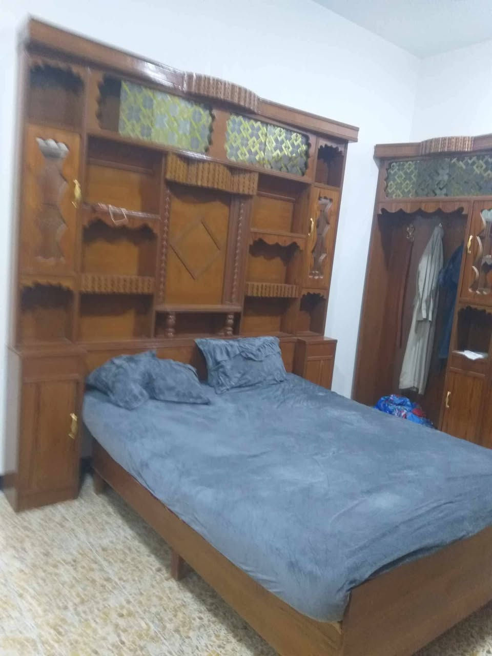 سلام عليكم غرفة خشاب للبيع سعر  800 مكان ٥ كيلو تواصل ع رقم ***********
