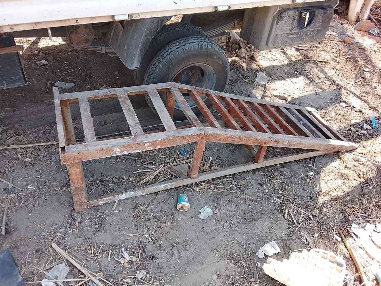 سلام عليكم رقوف عدد 3 طول 4متر3متر2 ميز عدد2طول 2متر    رنبات دهن عدد 2
عنوان ديوانيه طريق الدغاره قرب مشتل الربيع لتصال بل رقم ***********
