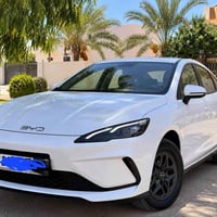 BYD سيل فايف لون ابيض ماشيه 4000. السياره كفاله عامه لا رصعه ولا طخه و...