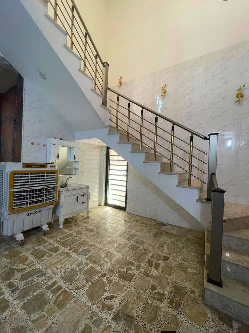 🕋بسم الله الرحمٰن الرحيم 🕋

👋السلام عليكم ورحمة الله وبركاته👋

🏪يعلن مكتب انمار للعقار

🌄الانبار قضاء الفلوجه 

🏡 بيت 

#للبيع في حي الامين قرب مجمع النخيل 

🔵 المساحه 250م 

🚧 بناء طابوك  حديث 

طابو صرف بسم شخص واحد 

🛣️شارع 20 م تبليط وخدمات ومجاري 

🏠طابقين 

🔵استقبال 
🔵مطبخ  عدد 2
🔵غرف عدد 5 
🔵مناور 
🔵صاله عدد 2
🔵صحيات عدد 2 
🔵 كراج وحديقه 

💲#السعر المعلن 220 مليون وبي مجال 

🧑‍💻عزيزي عندك عقار وتريد تبيعه باسرع وقت راسل صفحتنه نلبي لك طلبك 🙏♥️

⁉️للاستفسار اكثر مراسله صفحتنا او زياره المكتب انمار للعقار الواقع على شارع 60 مجاور مطعم  نفر بخاري  ومجاور المطعم وكوفي بلاك ساراي شارع السكلات او الاتصال 

☎️***********☎️كورك 
☎️***********☎️ واتساب  

⁉️اذا كنت تملك عقار وترغب في نشره مراسله صفحتنا او زياره المكتب انمار للعقار او ارسال المعلومات على الواتساب ☎️👆

⁉️الاسعار المعلنه في مكتبنا تحدد من قبل البائع وليس المكتب ونجمع البائع والمشتري وجها لوجه لاتمام عمليه البيع

⁉️متابعه ولايك للصفحه ليصلكم كل ماهو جديد فضلاً وليس أمراً

♥️طابت أوقاتكم بكل خير ♥️
سوق الفلوجه المفتوح عقارات الفلوجة العقار المميز الفلوجة سنتر عقارات الفلوجة🏘
