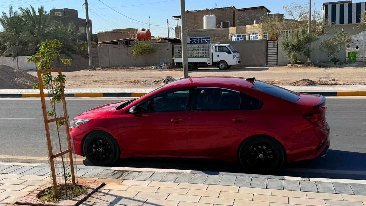كيا فورتي GT المواصفات العامه حادثها جاملغ وبنيد وباب السايق مبدلات اصليات ومصبوغات وبيها شوي بارد ب الباب العكس السايق
 المحرك: 1.6T-GDI (توربو) – أداء قوي جداً وتسارع ممتازة مع اقتصادية ممتازة في استهلاك الوقود.
 ناقل الحركة: أوتوماتيك رياضي مع إمكانية التحويل للتحكم اليدوي (Sporty Tuning).
 الفئة: GT (أعلى فئة رياضية).
المواصفات الخارجية والداخلية:
 تصميم خارجي رياضي بحزمة GT الخاصة (لمسات حمراء وشبّاك رياضي).
 إضاءة Full LED أمامي وخلفي مع إشارات جانبية على المرايا.
 عادم (كزوز) رياضي بنغمة مميزة من المصنع.
 مقاعد رياضية (GT Leather) مريحة بتطريز خاص وبحالة ممتازة جداً.
 شاشة لمس كبيرة تدعم Apple CarPlay و Android Auto.
 شاحن لاسلكي للهواتف الذكية.
 نظام صوتي ممتاز، مع شاشة عدادات رقمية رياضية.
 عجلة قيادة رياضية D-Cut متعددة الوظائف (تحكم كامل بالصوت والسرعة والأنظمة).
أنظمة الأمان والمساعدة:
 نظام وضعيات القيادة (Drive Modes): Eco / Normal / Sport.
 نظام المساعدة على بقاء السيارة في المسار (Lane Keeping Assist).
 نظام منع التصادم والتنبيه من النقاط العمياء (Blind Spot Monitoring).
 كاميرا خلفية عالية الدقة مع حساسات ركن.
 نظام تثبيت السرعة الذكي (Smart Cruise Control).
 نظام ABS و ESP للثبات الإلكتروني. السياره كلش حلوه 
السعر 148ورقه مكاني البصره اي استفسار الاتصال ب الرقم او واتساب ***********
