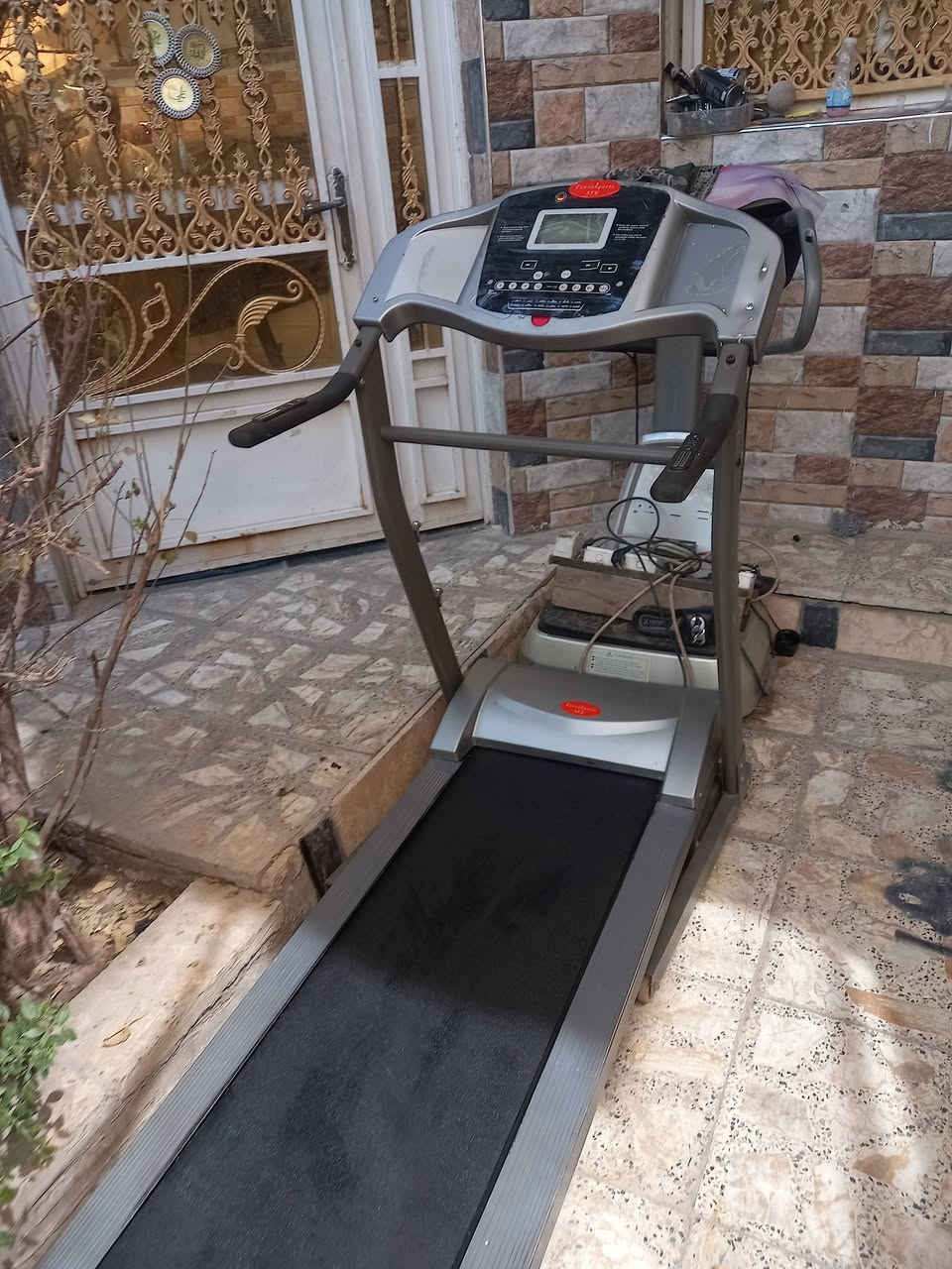 جهاز جري استخدام منزلي نضيف جدا وزن يتحمل ١٦٠كيلو دبل ماطور جبلي سعره ١٧٥ بي حزام تكسير شحوم تدليك جسم كامل موصفات مبي ثري سماعات بلوتوث العنوان بغداد 
‎***********
