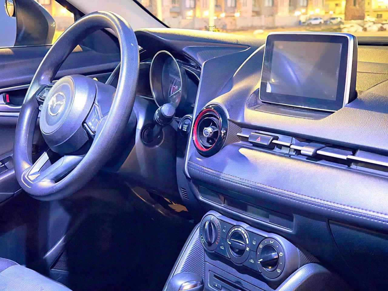 سلام علیکم مازدای cx-3  2018 سەیارەکە دوو پارچەو روبعێک بۆنیتی هەیە پێش و پشتی کەپسە زۆر زۆر جوان ماوەتەوە و تەقەو رەقەی نیە و تازە پێشی توند کراوەتەوە یەک دینار مەسروفی تیا نیە دەبل اکسل راداری پێشەوەیە هیچ هیچ نقوستیانیەکی تیا نیە مەکینە ٢٠ بێ تۆربۆیە واتا مەکینە مەرغوب زۆر بێ مەسرەفە و بەنزینیش کەم دەخوات بە نۆرماڵ کێشەی نیە سەیارەکە لە مۆدیلی خۆی فولە بەس سلاید نیە سعری ١٠٩ وەرەقەیە مەجالێکی کەمیشی تێدایە شوین هەولێر*********** أربيل, العراق
