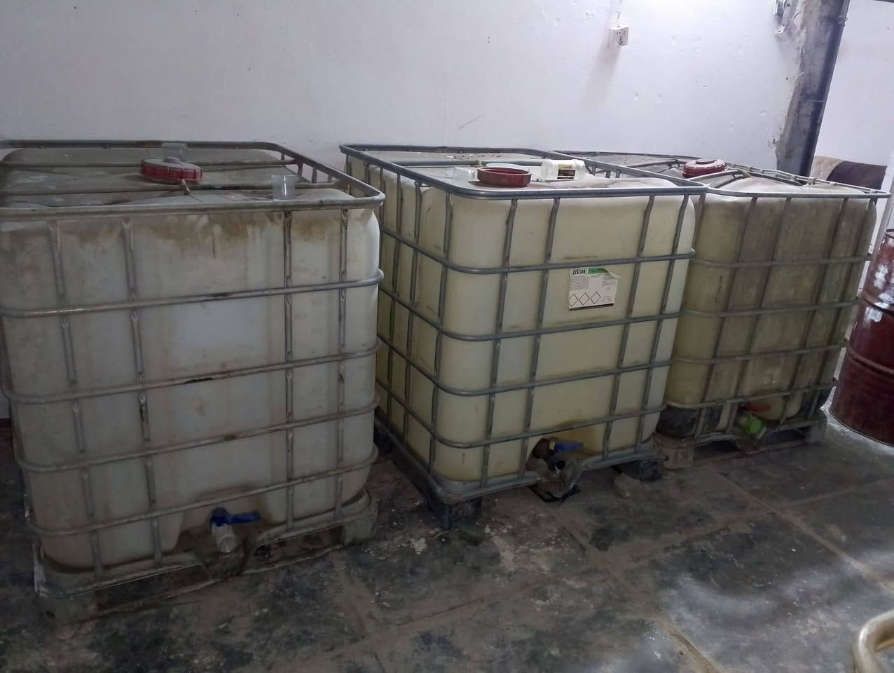 حاويات للبيع عدد 9
ابو 1,000لتر 
رقم الهاتف ***********
