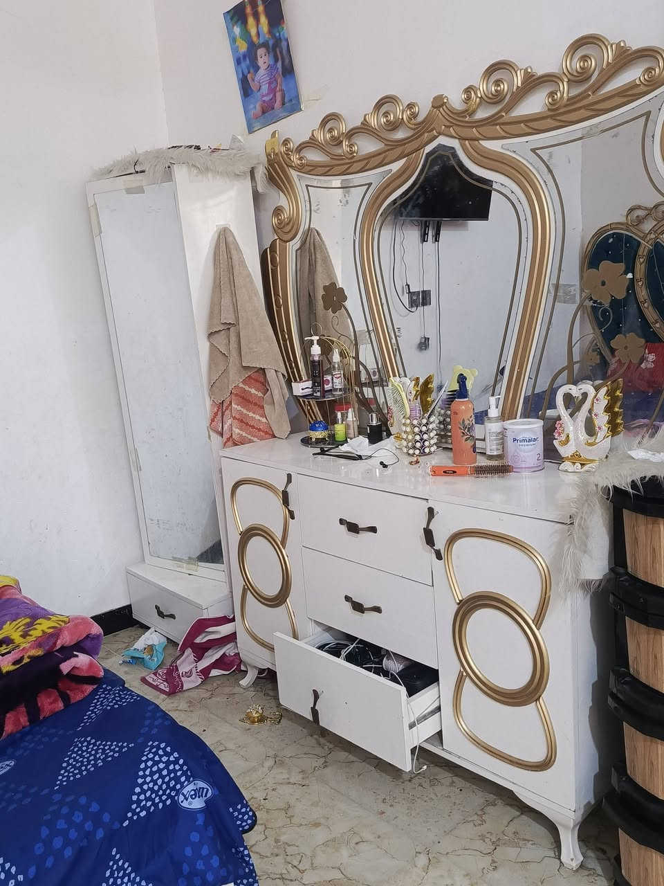 سلام عليكم غرفه للبيع تركيه باب سلايت وزن الثقيل جاهزه ونضيفه فقط باب خانه من الخانات عوزه رزات والباب عندي ب450 وبيه مجال للشراي رقمي ***********
