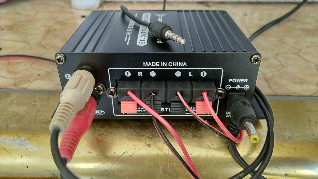 تحياتي للجميع...
ميني سيستم صوتي صغير بحجم قبضة الكف
((Hi- Fi Audio Amplifaire)).....
مع سماعتين عمودية قياس 35 سم دبل سماعة بالتك الواحد 
مميز جدآ يوضع على المكاتب لأصحاب العمل...
ويصلح لربات البيوت يوضع على الكاونتر بالمطابخ....للاستماع بصوت جميل ستيريو....
يعمل بكهرباء 12 ڤولت بمحولة خارجية...او على باتري 12 ڤولت...او باتري السيارة... 
الملحقات///// 
1- محولة خارجية ...12 ڤولت
2- واير فيشة اواكس للربط على الموبايل
السعر///  46 ألف مع التوصيل لجميع المحافظات
للتواصل/// ***********...واتساب أعمال...وماسنجر
والتوفيق للجميع...
