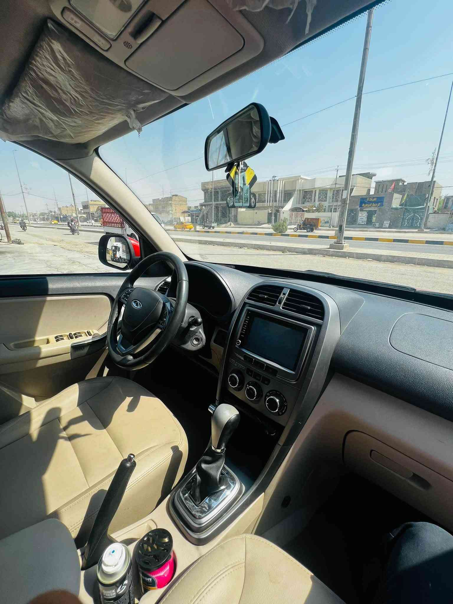 🚗 للبيع: شيري تيجو 3 (Chery Tiggo 3) موديل 2018 🚗
الموديل: 2018
 اللون: أحمر مميز (ماروني)
 الرقم: بغداد (خصوصي) - اللوحة الجديدة الألماني
 حالة البودي: كفالة عامة (عدا تعديل بارد في الجاملغ)
أبرز المواصفات:
 ناقل الحركة: أوتوماتيك
 المحرك: بحالة ممتازة ونظيفة جداً
 المقصورة والفرش: مقاعد جلد بيج بحالة ممتازة + فتحة سقف
 التقنيات والتجهيزات: شاشة لمس ترفيهية + تحكم مقود (استيرن أزرار) + تكييف ممتاص
 المظهر الخارجي: سبير علّاق خلفي مع الغطاء الأصلي + سكك سقف (Roof Rails)
 المساحة: صندوق خلفي واسع وعملي جداً
للتواصل ***********
