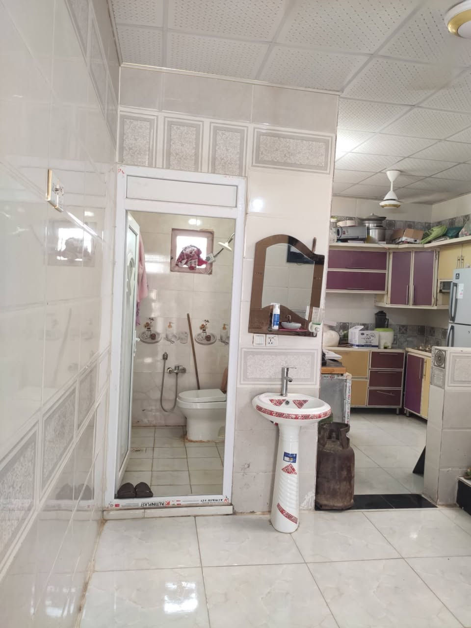 بيت للبيع في مجمع النور طريق رابط الزبيليه نظيف جدا المساحه 50 متر طابق واحد بناء بلوك السعر 35  مليون
*********** واتساب
