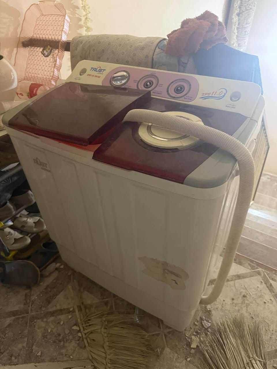 غساله نضيفه مابيها اي كسر ولا اي عطل بس المجفف يحتاجله برغي ماعرف شنو سعرها 50 وبيها مجال
