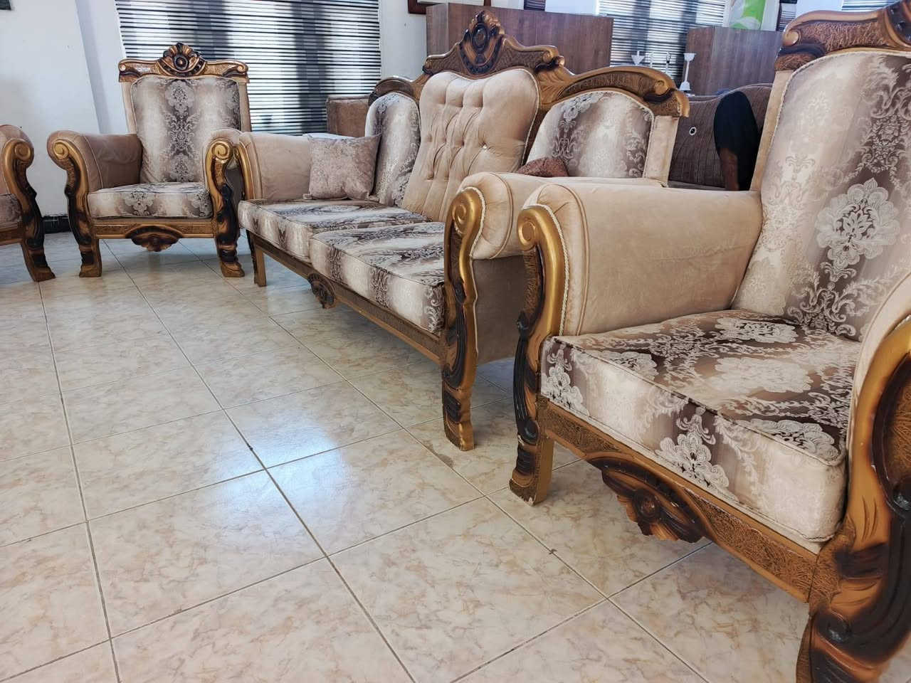 تخم تركي خشب زان 10 مقاعد السعر 550
ديوانيه مجمع الزيتون
***********
