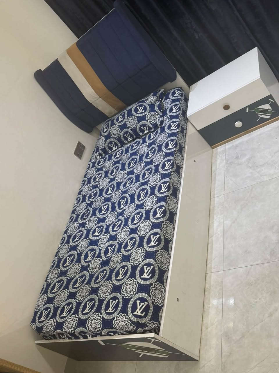 السلام عليكم ♥️
متوفر 
سرير نفر ونص + كومدي + الدوشك الخاص ب السرير 
مستخدم نظيف جداً من مزاج سنتر 🏡
السعر 350 ألف

ومتوفر 
سرير نفر واحد + كومدي  
مستخدم نظيف جداً من القند 🏡
السعر 250 ألف 
* بدون الدوشك *

السريرين صناعة تركية درجة أولى 🥇🇹🇷
ونظيفة جداً مثلما ذكرت .

الموقع / الكرادة داخل - شارع حلويات أبو رافل 🎂
للاستفسار والتواصل *********** 📞
