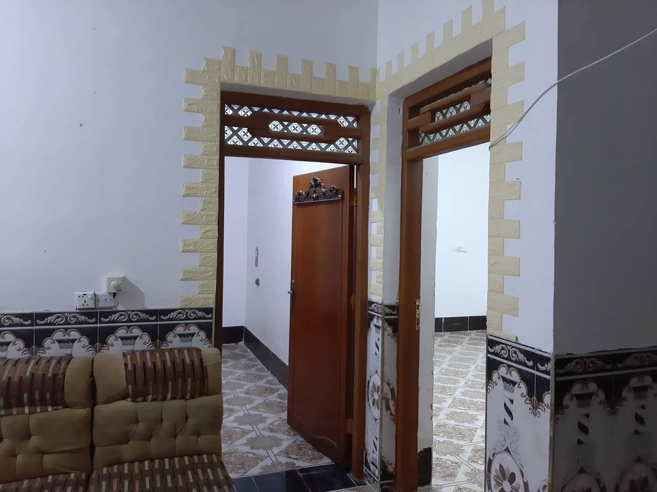 السلام عليكم ورحمه الله وبركاته
مكلف بنشر 
بيت للايجار 
العنوان ٥ كيلو قرب مركز الحرية و مدارس هبة الرحمن قريب على كل الخدمات الصحية و التعليمية و الامنية 
البيت نظيف كما موضح بالصور 
ديوانيه و مطبخ وحمامات داخل خارج و غرفتين و صاله و منور للتنور و تخم للديوان 
الغرف كل وحده سبلت بس واحد بيهن بي خلل  سعر الإيجار ٥٠٠ 

***********
