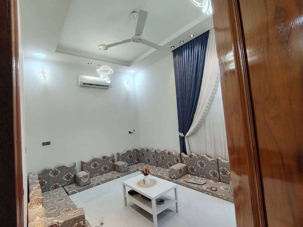 🏡 بيت للبيع
📍 الموقع: خنيطة – شارع الحمداني.

📍 ركن على شارعين، وجميع الخدمات متوفرة.

📐 المساحة: 100 م² (10 × 10).

✅ سند زراعي.

✅ بناء درجة أولى من الطابوق والكونكريت.

مواصفات البيت:

- استقبال.

- صالة داخلية.

- غرفة نوم.

- مطبخ حار / بارد.

- صحيات داخلية وخارجية.

- ديكورات وتشطيبات درجة أولى.

✅ منفذ وفق خريطة هندسية وتحت إشراف هندسي.

✅ الدور الثاني مصمم وجاهز للبناء مستقبلاً.

📞 للاستفسار والمعاينة، التواصل مع مكتب الضامن للعقار. ذي قار سوق الشيوخ خنيطله شارع الكراج *********** #سوق_الشيوخ#تشطيب_درجة_أولى#مكتب_الضامن_للعقار
