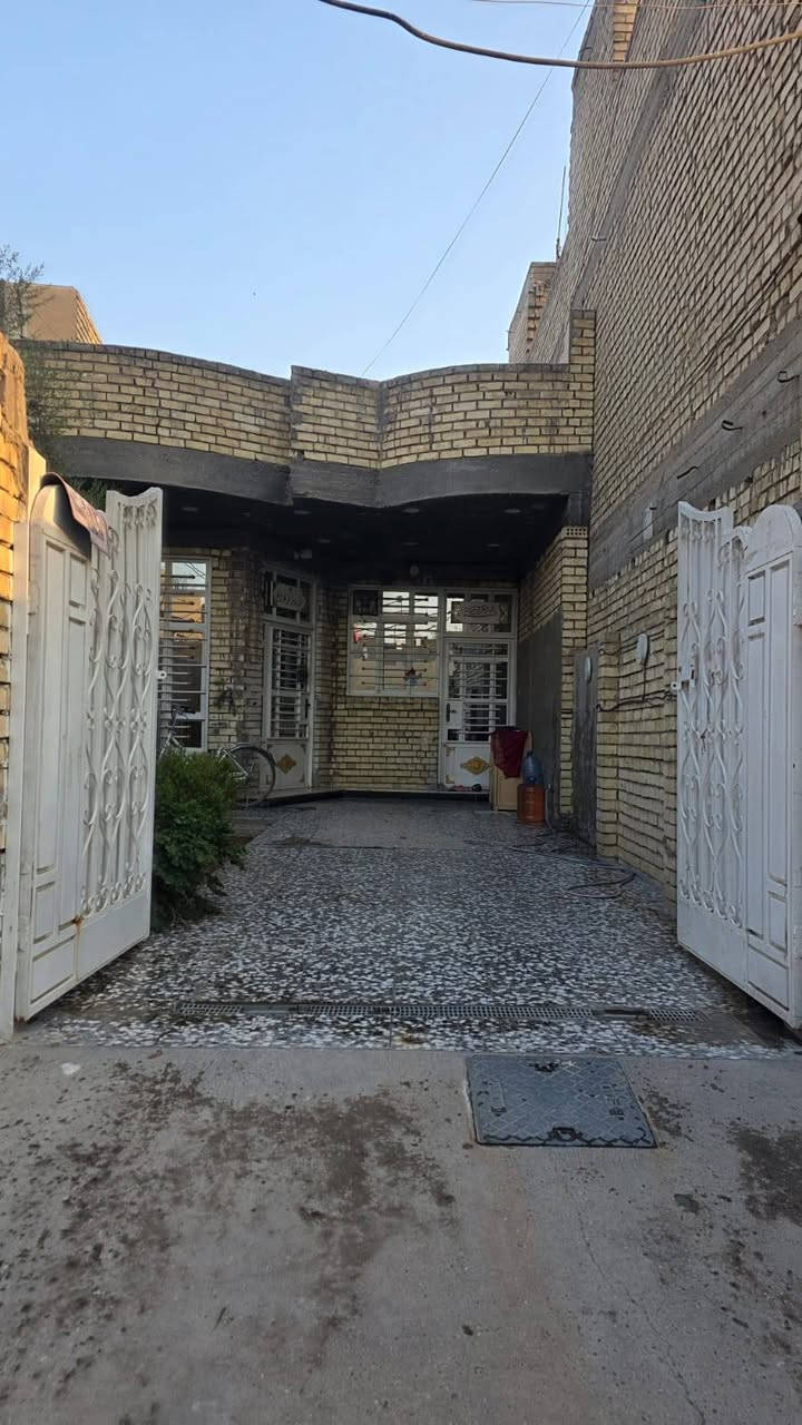 سلام عليكم بيت للبيع طابو صرف المساحه 180 متر البكان شارع المحد الشارع المقابيل مطبعه القزاز ثالث فرع البيت يحتوي غرفتين وصاله ومطبخ وحمام داخلي وحمام خارجي البيت جديد السعر 180 وبي مجال للستفسار ***********
