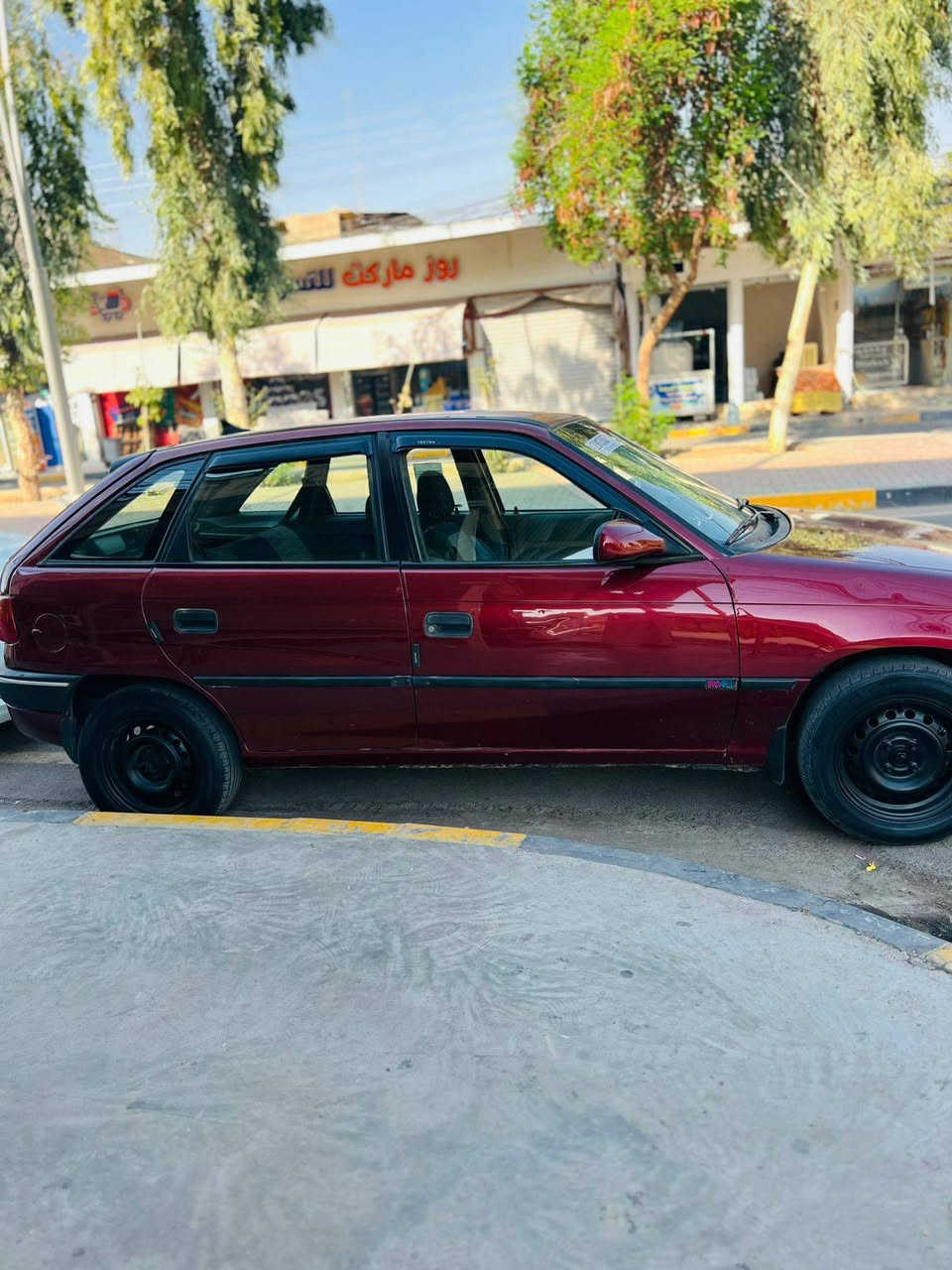 🚗 **للبيع في الموصل: أوبل أسترا موديل 1996 (وضع شركة)** 🚗 

السيارة بحالة ممتازة جداً وجاهزة للاستخدام الفوري، كلو شغال وما تحتاج أي مصاريف (درهم ما تصرف عليها). 

✨ **المواصفات والمميزات:** 

* **الموديل:** 1996
* **المكان:** الموصل
* **المحرك:** مكينة جديدة بحالة ممتازة
* **ناقل الحركة:** كير ممتاز (شرط الفحص)
* **المقود:** ستيرن بور
* **الأمان:** قفل مركزي شغال
* **الهيكل والصبغ:** سيارة وضع شركة (بدون صبغ بالكامل)
* **الأوراق والشرعية:** تحويل من الشرعي (شرط تحويل مباشر)

📞 **للتواصل والاستفسار والمعاينة:**
يرجى الاتصال مباشرة على رقم الهاتف: ***************
