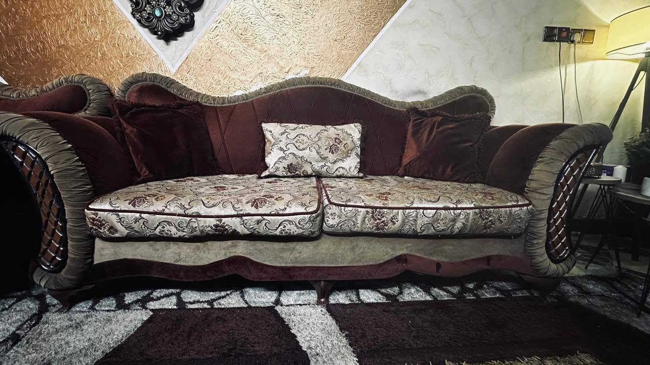 السلام عليكم غرفه خطار للبيع بحاله ممتازه وبسعر مناسب شامله التخم والزوليه والبردات والبراكيتات والثريات والطبلات مكاني بغداد حي الجهاد للا ستفسار ***********
