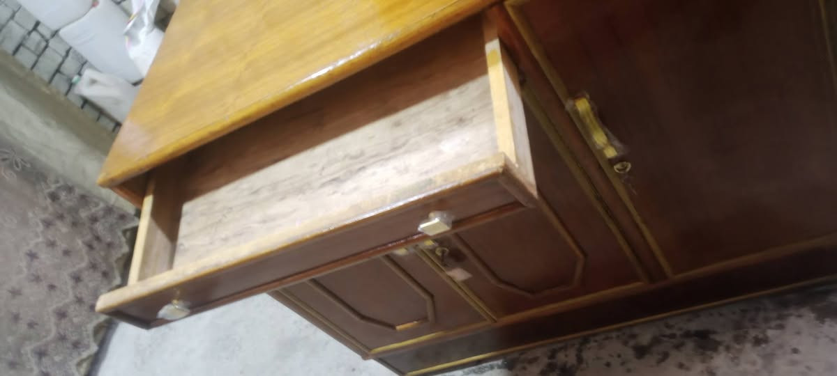 بوفيه مستعمل نظيف قياس المتر وربع مكان بغداد الأمين الثانيه ***********
