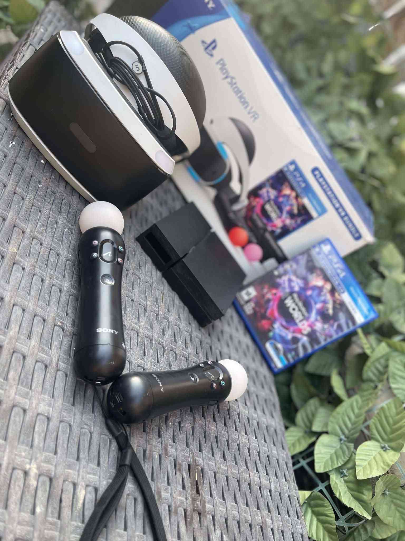 🔥 عرض للبيع: حزمة نظارة الواقع الافتراضي PlayStation VR كاملة بحالة ممتازة! 🔥
​عيش تجربة ألعاب الـ VR الحقيقية مع هذه الحزمة المتكاملة والجاهزة للاستخدام مباشرةً.
​محتويات الحزمة:
​نظارة PlayStation VR (الجيل الأول) بنظافة ممتازة.
​وحدة المعالجة (Processor Unit) مع كامل الوايرات والملحقات.
​عدد 2 يد تحكم الحركة (PS Move Controllers) الأصليين.
​قرص لعبة PlayStation VR Worlds الأصلية لتجربة عالم الواقع الافتراضي فوراً.
​الكرتون الأصلي الخاص بالنظارة والحزمة كاملة.
​الحالة: مستعملة بنظافة عالية جداً وكل الملحقات شغالة وبدون أي مشاكل
.
​السعر: [130قفل]
.
المكان: [بغداد الغزاليه]
.
للتواصل : [***********]
